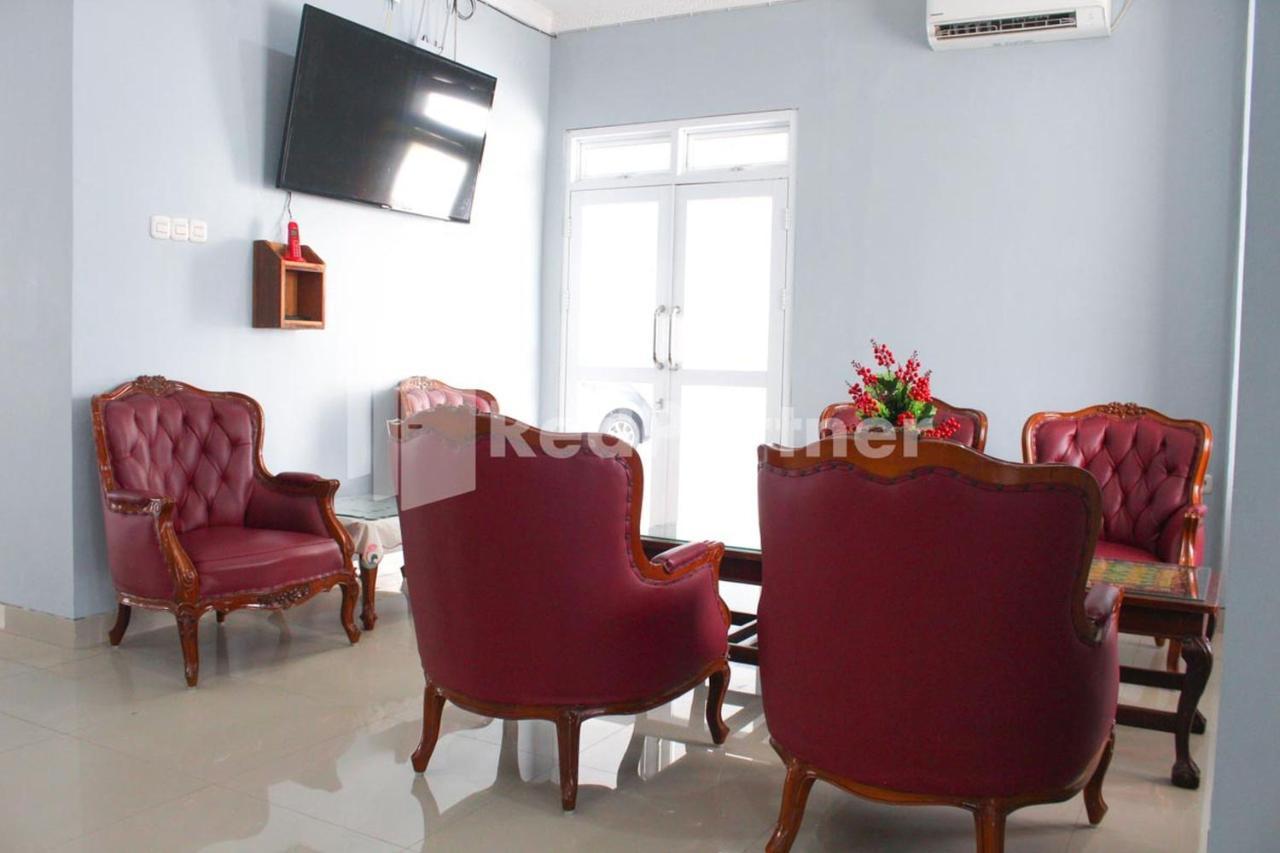 Brahma Hotel Mitra Reddoorz Джакарта Екстериор снимка