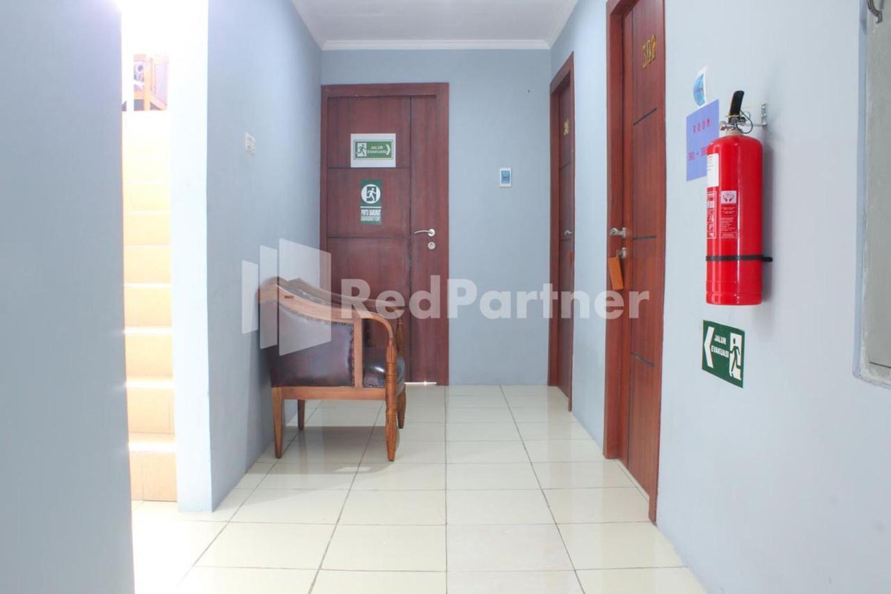 Brahma Hotel Mitra Reddoorz Джакарта Екстериор снимка