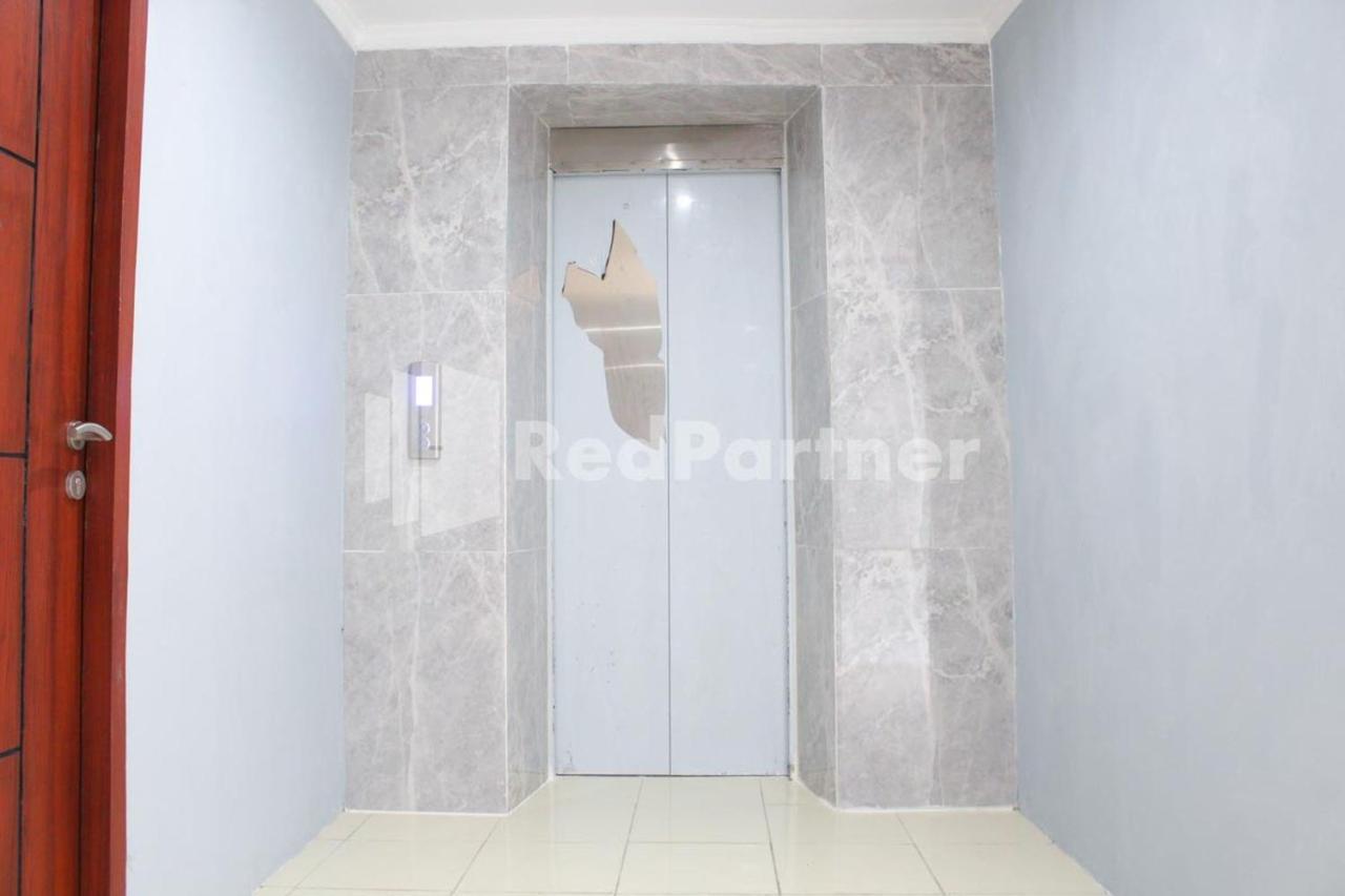 Brahma Hotel Mitra Reddoorz Джакарта Екстериор снимка