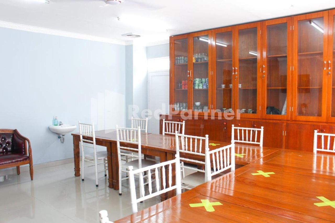 Brahma Hotel Mitra Reddoorz Джакарта Екстериор снимка