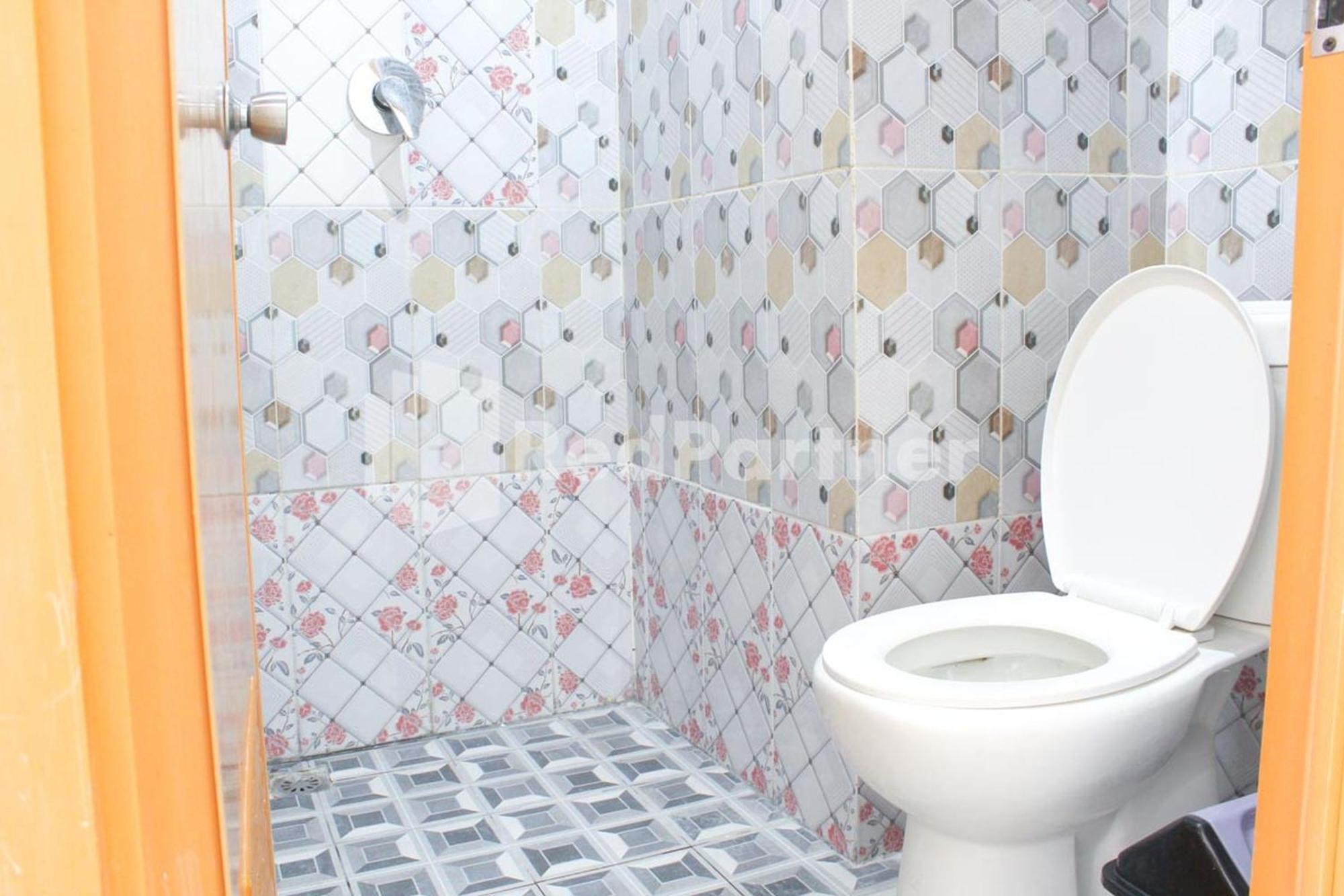Brahma Hotel Mitra Reddoorz Джакарта Стая снимка